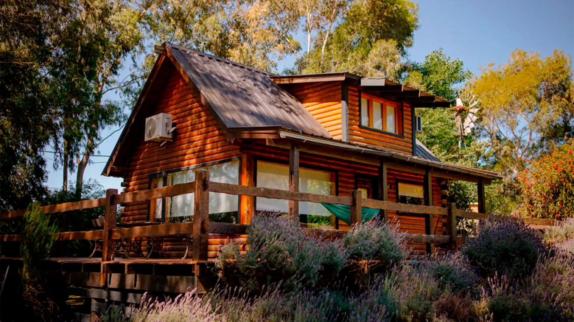 Cabaña Alce de dos plantas con amplio deck exterior