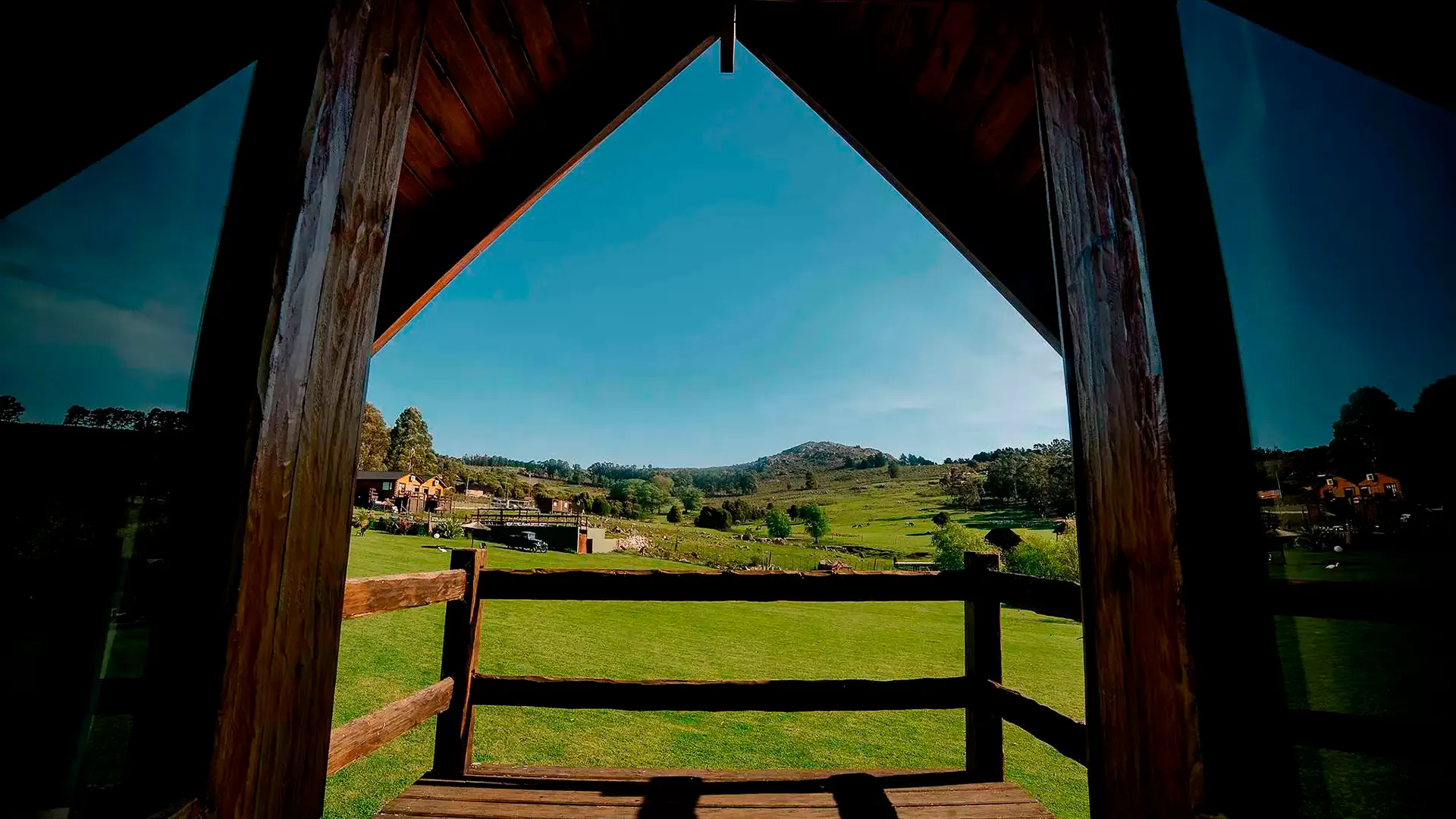 Interior de la Cabaña Axis en Valle de los Ciervos, Tandil