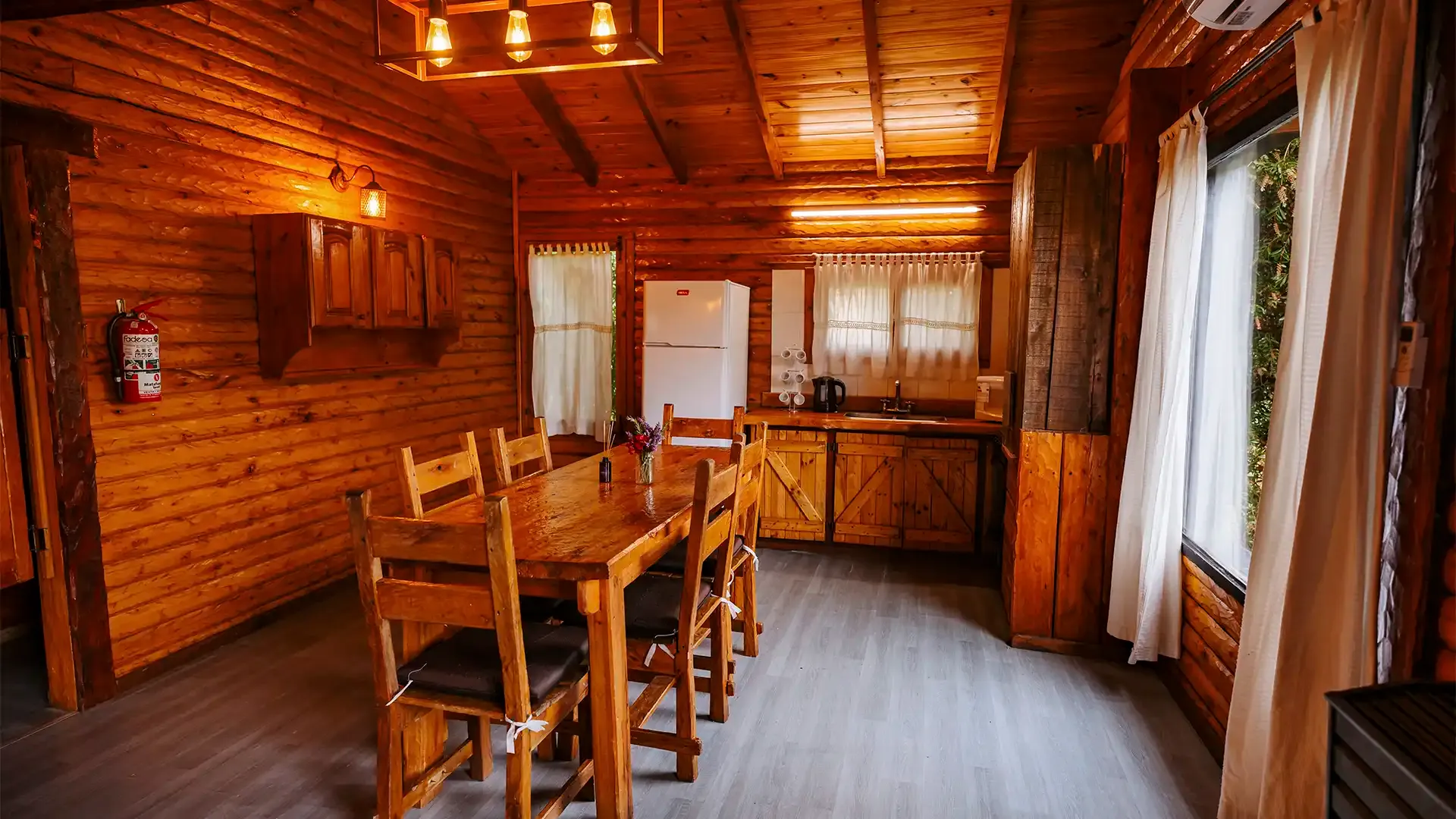 Interior de la Cabaña Huemul en Valle de los Ciervos, Tandil