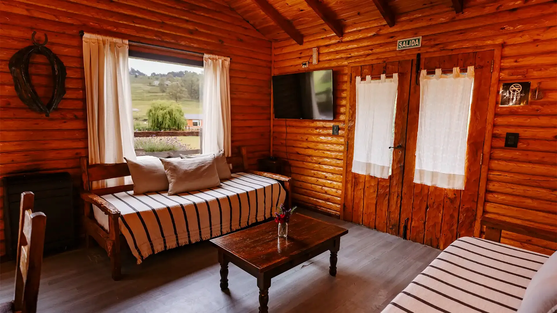 Interior de la Cabaña Huemul en Valle de los Ciervos, Tandil