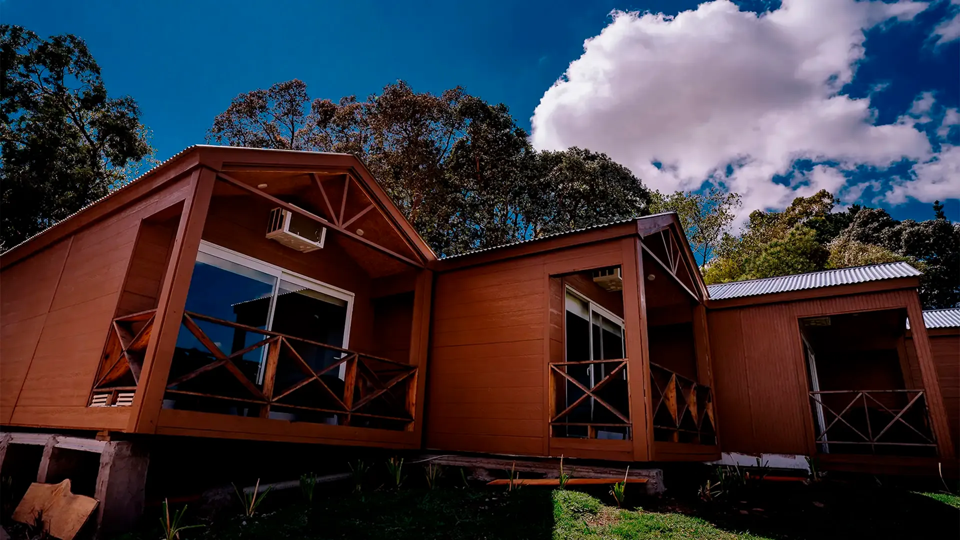 Interior de la Suite Junior con sommier king y ventanal a las sierras