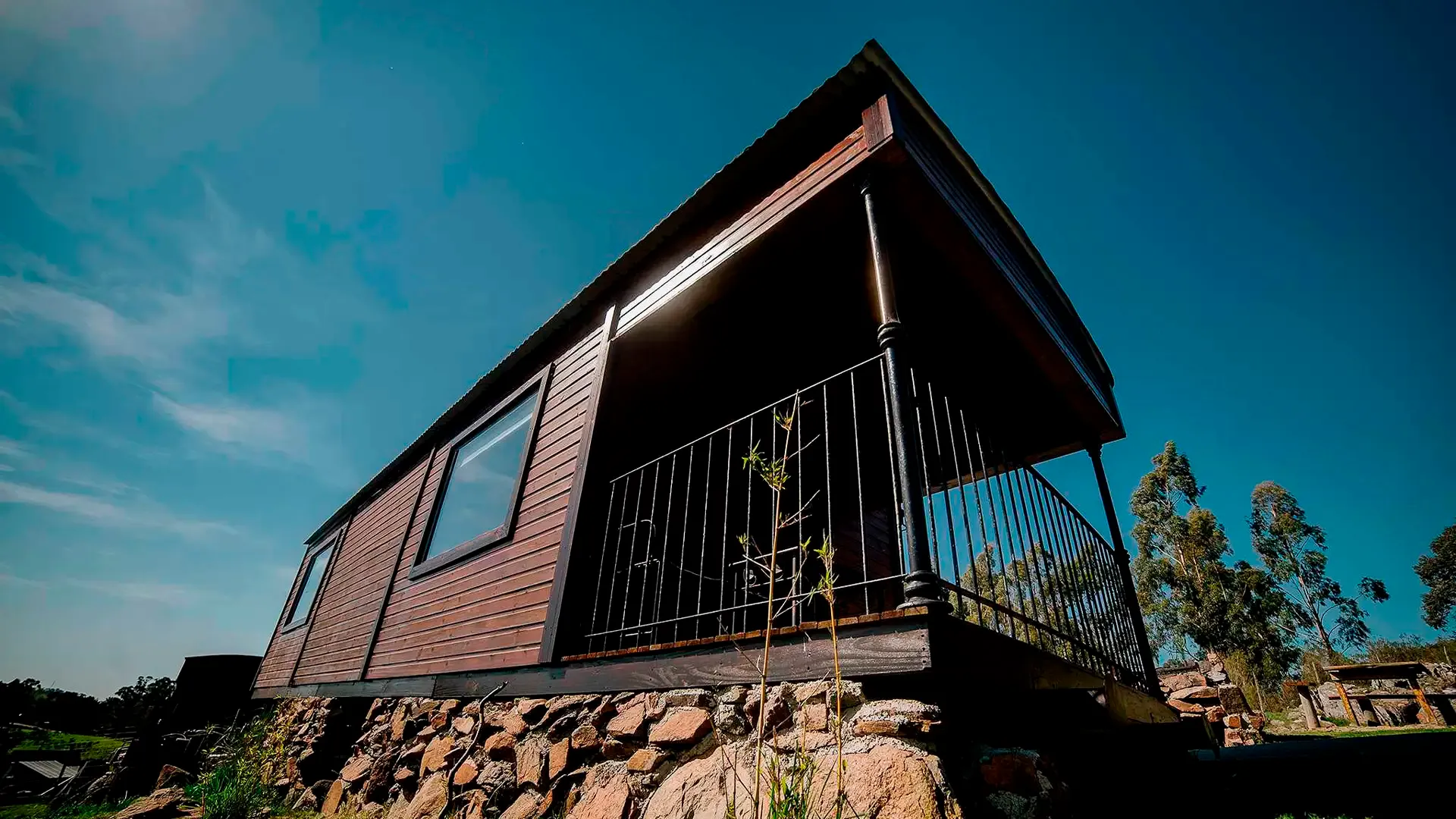 Cabaña Vagón de hierro y madera con forma de vagón de tren