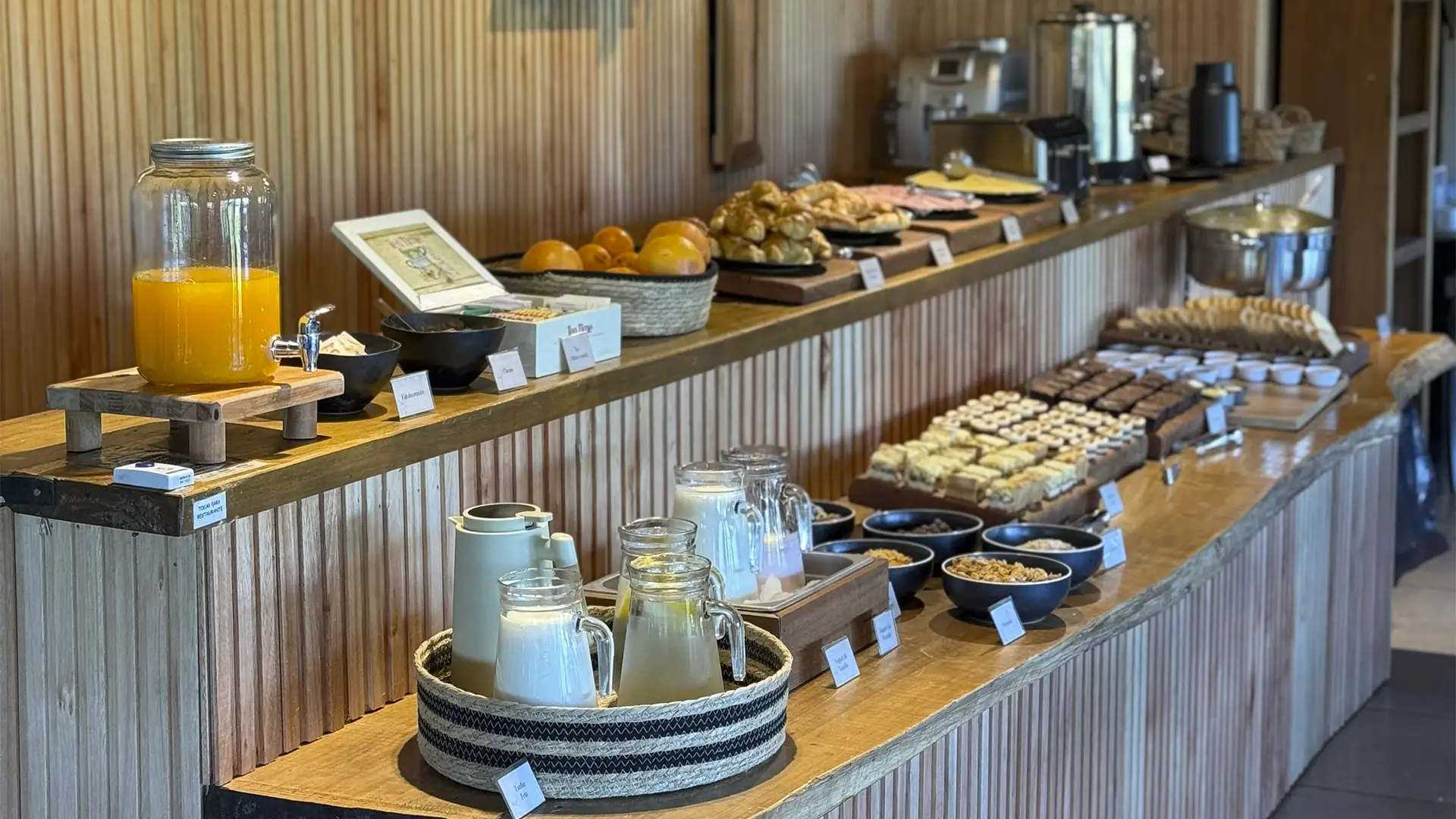 El desayuno es parte de la experiencia.