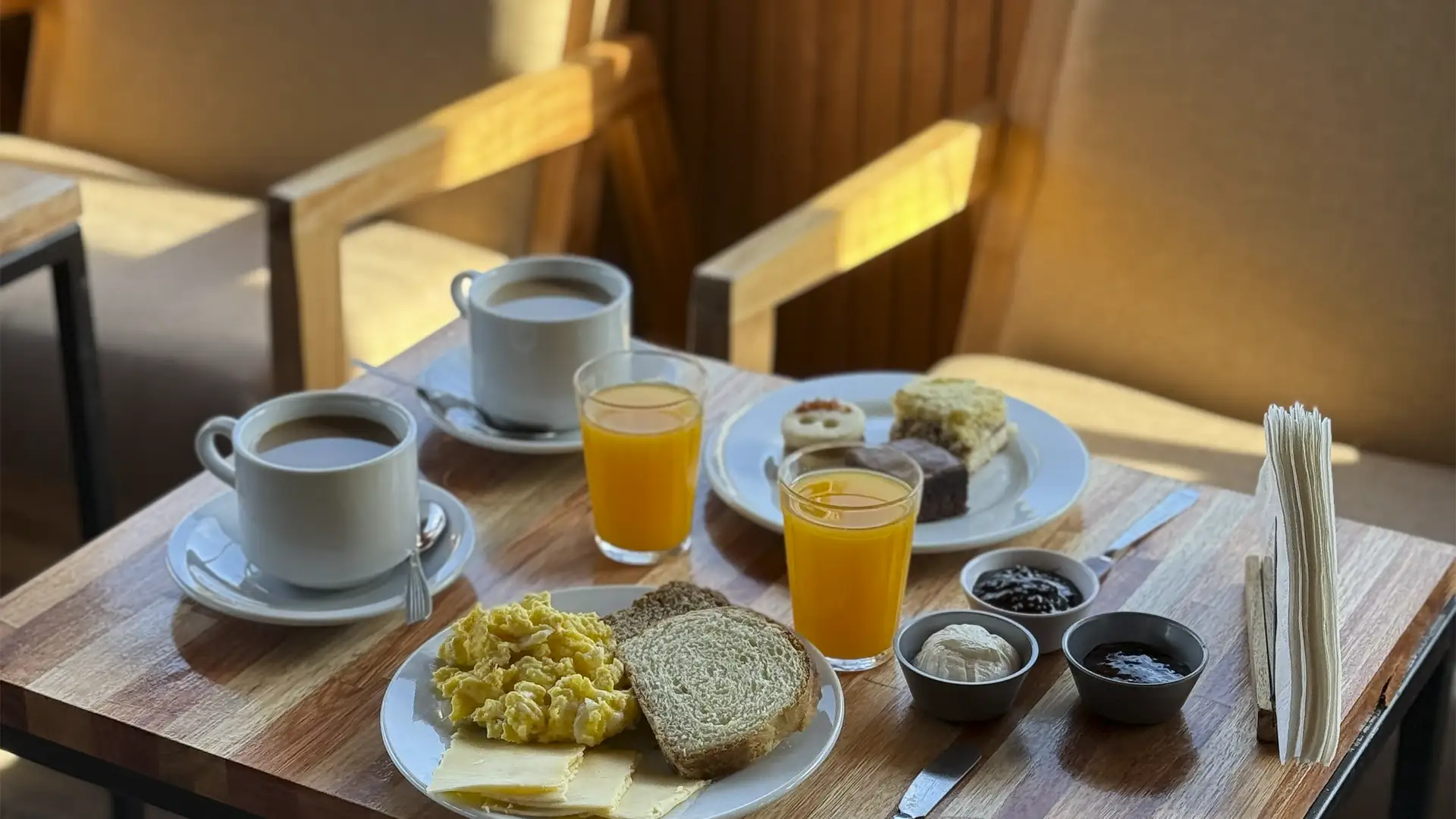 Frutas, quesos y jugo exprimido.